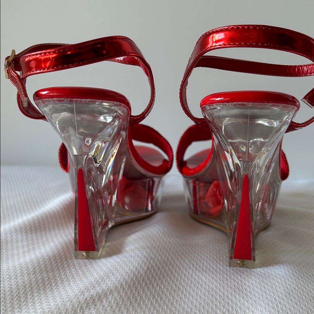 Lucite Red Women's Size 7.5 Strap Size Buckle Roses in Clear Heels Sandals Shoes - Picture 4 of 10